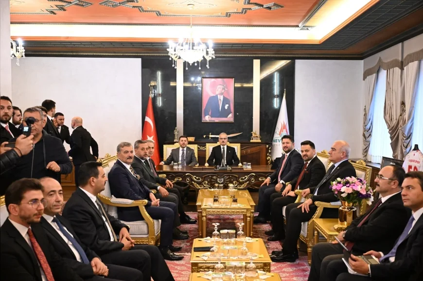 Ulaştırma ve Altyapı Bakanı Abdulkadir Uraloğlu Başkan Rasim Arı’yı ziyaret ederek Nevşehir’in ulaşım projelerini değerlendirdi