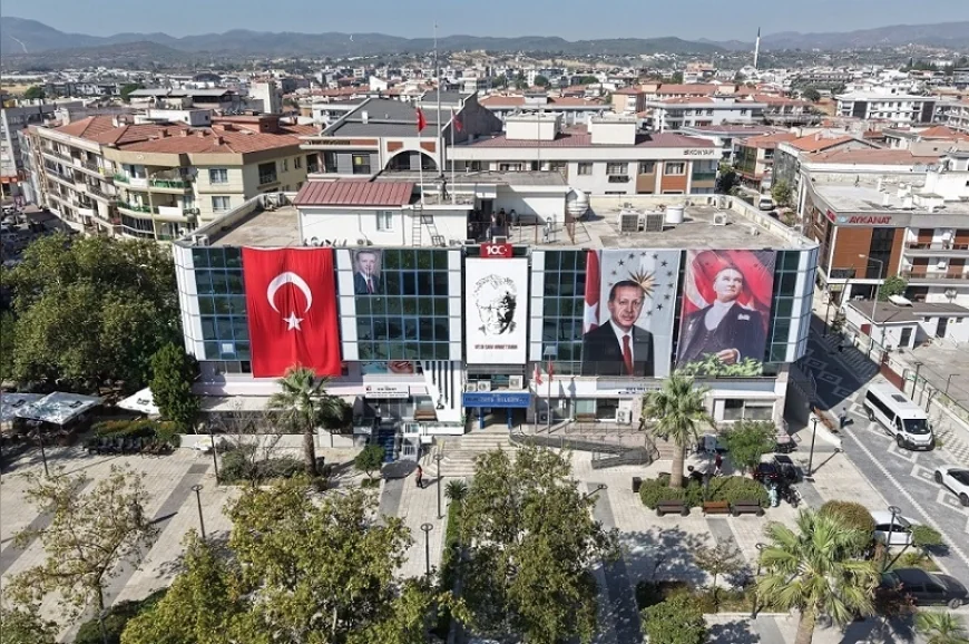 Menderes Belediyesi Parklarda Güvenlik Önlemlerini Artırıyor: Kamera Sistemleri Bakımdan Geçiriliyor ve Yeni Kameralar Kuruluyor