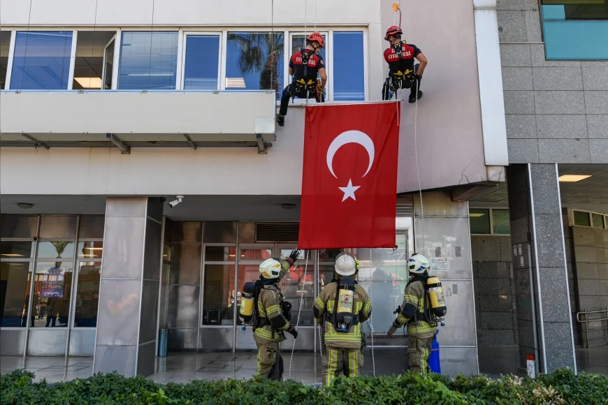 İzmir İtfaiyesi Konak’ta yangın tatbikatı yaptı, mahsur kalanlar kaçış tüneliyle tahliye edildi