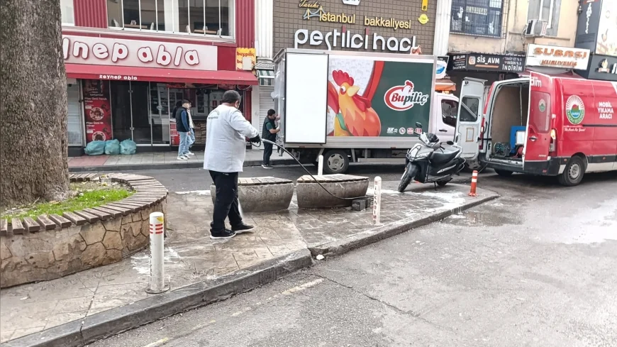 İlkadım Belediyesi, Acil Temizlik Gereken Noktalara Mobil Yıkama Aracıyla Müdahale Ediyor