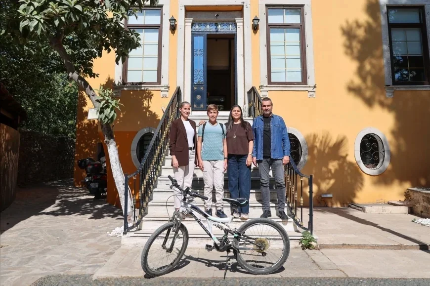 Buca’da 8’inci sınıf öğrencisi Ömer Topal kitap sevgisiyle geleceğe pedal çeviriyor