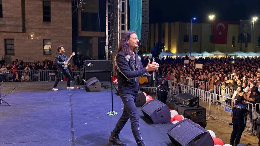 Murat Kekilli Niğde Konserinde İsrail’e Tepki Gösterdi Sanat Dünyasındaki Sessizliği Gündeme Taşıdı