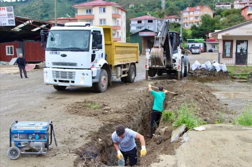Giresun Belediyesi saha ekipleri kent genelinde yol, altyapı ve çevre düzenleme çalışmalarını sürdürüyor