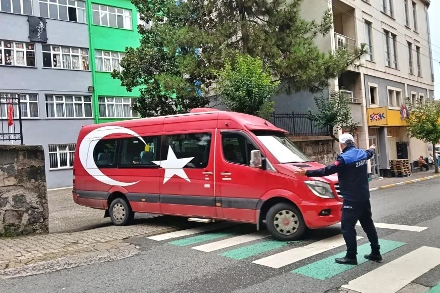 Giresun Belediyesi zabıta ekiplerinden okul çevrelerinde öğrencilerin güvenli ulaşımına destek