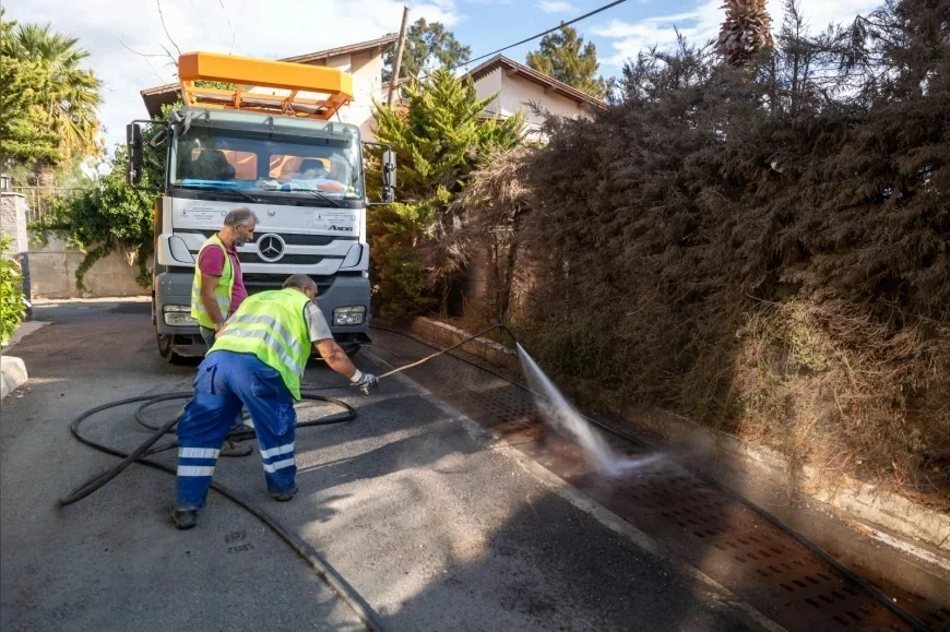 İzmir Büyükşehir Belediyesi kış öncesi 117 bin 762 yağmursuyu ızgarasını temizledi