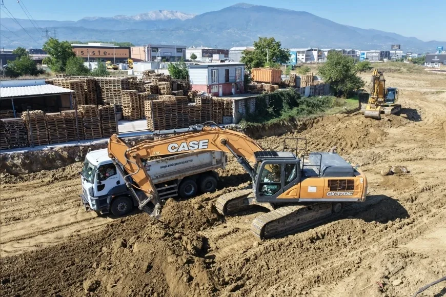 Bursa Büyükşehir Belediyesi İnegöl’de 7 kilometrelik yeni imar yolunda sathi kaplamaya başladı