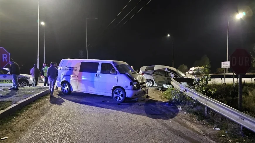 Çorum-Samsun kara yolunda otomobil ile minibüs çarpıştı, 3 kişi yaralandı