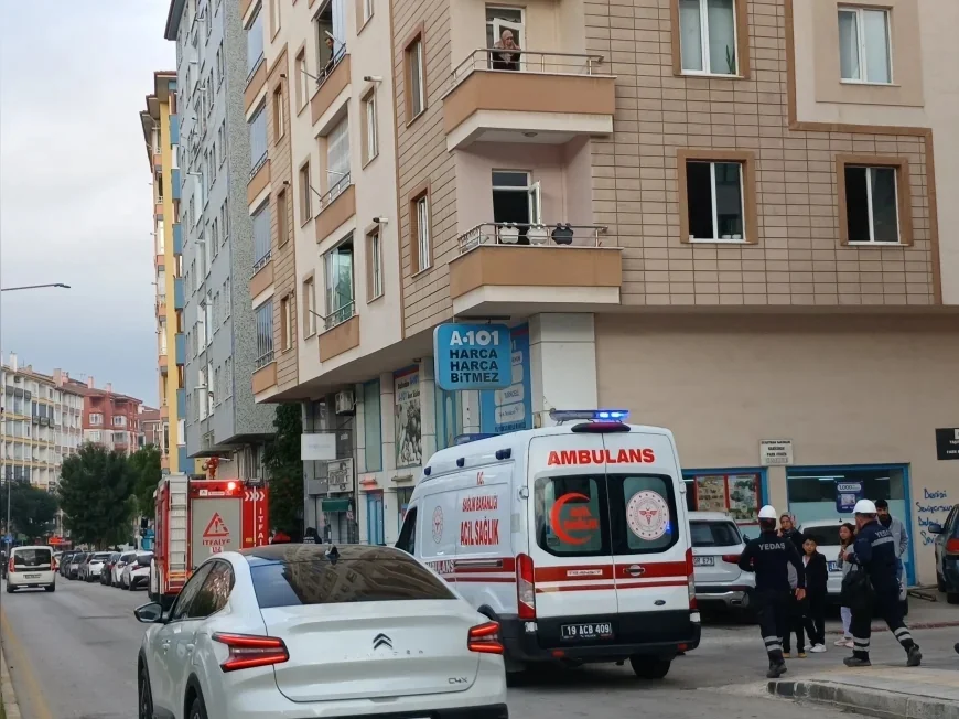Çorum’da Fatih Caddesi’ndeki İkamette Çıkan Yangında 9 Kişi Dumandan Etkilendi