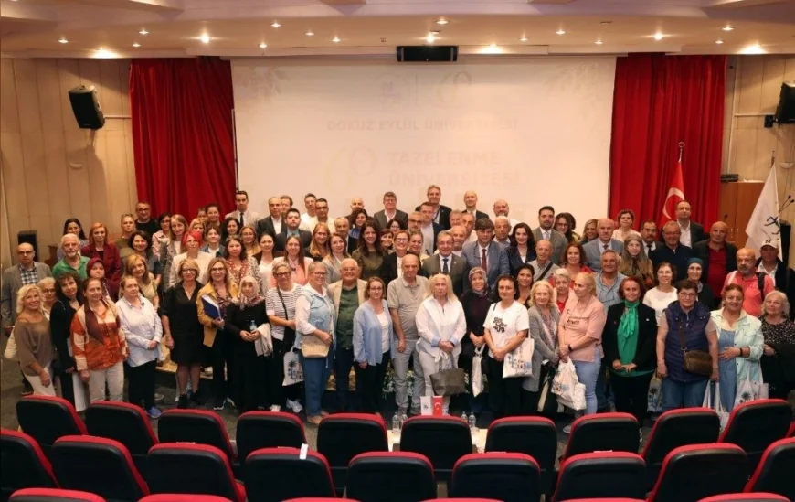 Dokuz Eylül Üniversitesi Rektörü Prof. Dr. Bayram Yılmaz 60+ Tazelenme Üniversitesi’nin yeni akademik yılının ilk dersini verdi