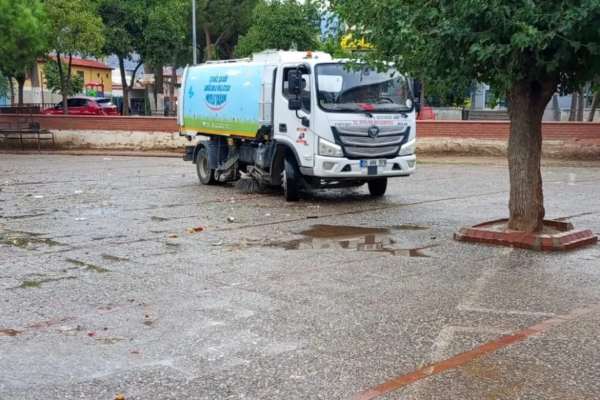 Efeler Belediyesi Semt Pazarlarında Tezgâhlar Toplandıktan Sonra Kapsamlı Temizlik Çalışması Gerçekleştiriyor