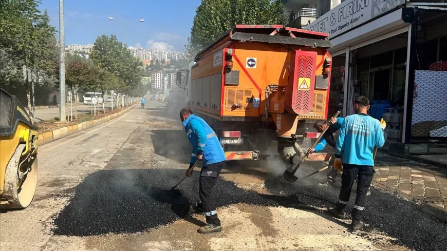 Adıyaman Belediyesi 6 Mahallede Yol Onarımını Sürdürüyor, Hastane Caddesi Yeni Asfalta Hazırlanıyor