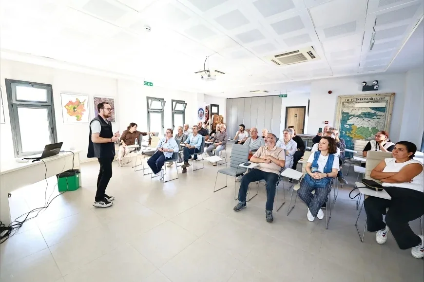 EFES SELÇUK’TA ZEYTİN ÜRETİCİLERİNE VERİM VE AĞAÇ SAĞLIĞINI ARTIRMAYA YÖNELİK ÜCRETSİZ BUDAMA EĞİTİMİ DÜZENLENDİ