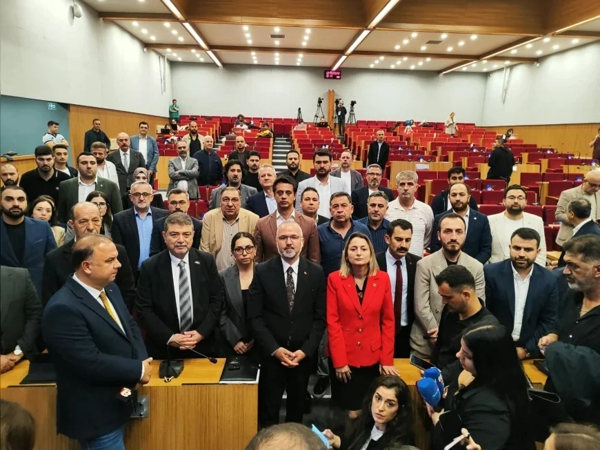 AK Parti İzmir Büyükşehir Belediye Meclisi Grup Başkan Vekili Hakan Yıldız: “Çoğunluk bizde anlayışıyla meclisi çalıştırılmaz hale getirmişlerdir”