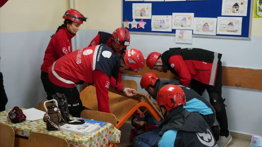 Adıyaman Belediyesi Dünya Afet Risklerini Azaltma Günü’nde Kent Meydanı ve Okullarda Deprem Tatbikatları Düzenledi