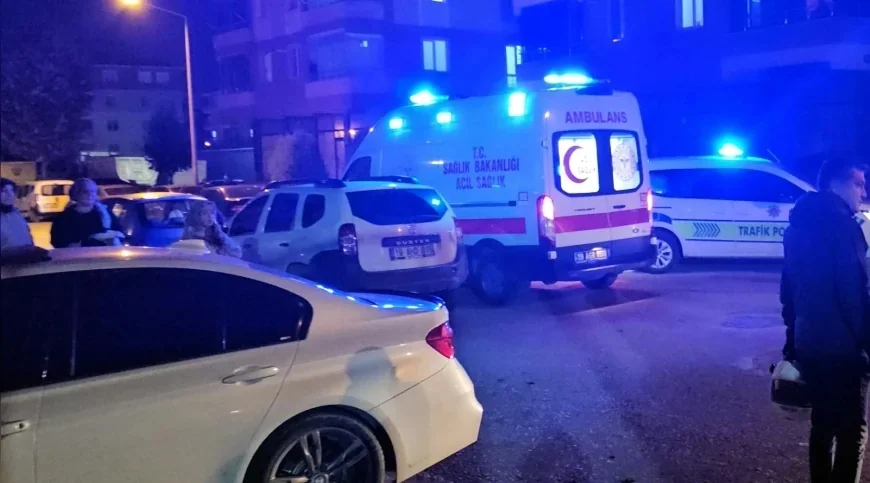 Çorum’da İki Otomobilin Çarpıştığı Kazada Araçlardan Biri Kaldırıma Çıktı, 3 Kişi Yaralandı