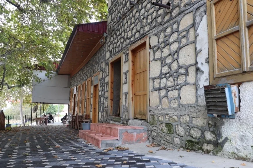 Toroslar Belediyesi Arslanköy’de 1939 Yılında Dikilen Tarihi Çınarın Çevresini ve Kıraathaneyi Yeniledi