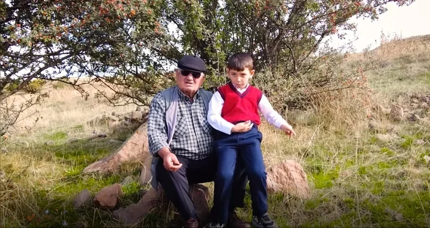 Aksaray’da 70 Yaşındaki Duran Meler, Babasıyla Alıç Topladığı Ağaçların Altında Şimdi 7 Yaşındaki Torunuyla Buluşuyor