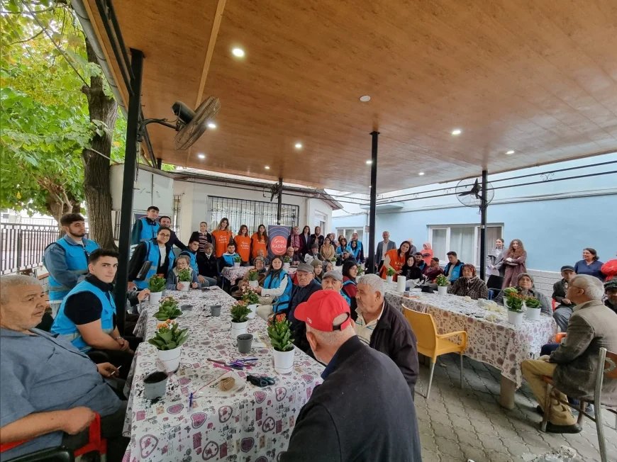 Manisa’nın Turgutlu İlçesinde Gençler ve Huzurevi Sakinleri Çiçeklerle Gönül Köprüsü Kurdu