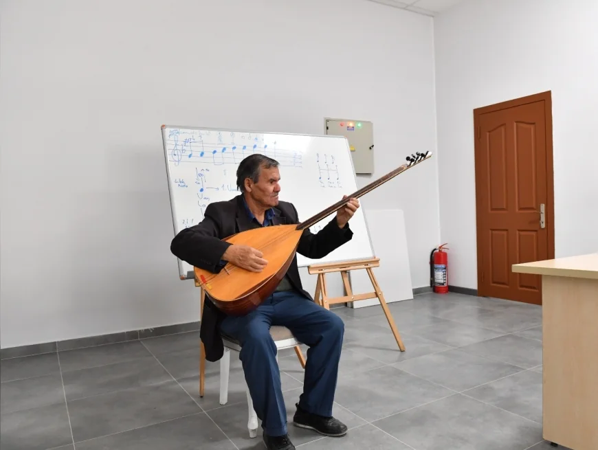 Altındağ’da 74 Yaşındaki Necmi Dal Şiirleri ve Sazıyla Türkü Kültürünü Yaşatıyor
