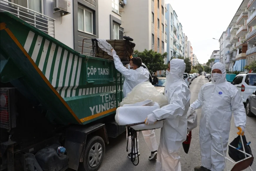 Yunusemre’de Kötü Koku ve Haşere Şikayetlerine Neden Olan Çöp Evden 6 Kamyon Atık Çıkarıldı