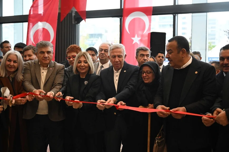 Ankara Büyükşehir Belediyesi Bağlıca’da Cumhuriyet Yüzme Havuzu ve Spor Kompleksi’ni Hizmete Açtı