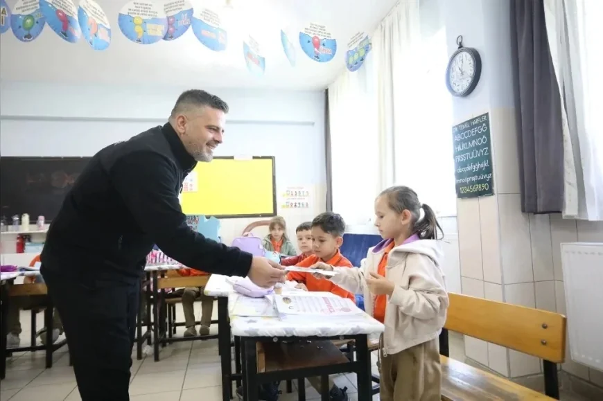 İnegöl Belediyesi 10. Kitap Günleri Öncesinde 27 Bin Öğrenciye Kumbara Dağıtarak Kitap Sevgisini Tasarrufla Buluşturdu