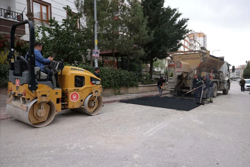 Keçiören Belediyesi İlçe Genelinde Kaldırım Yenileme, Yol Bakımı ve Sosyal Alanlarda Onarım Çalışmalarını Sürdürüyor