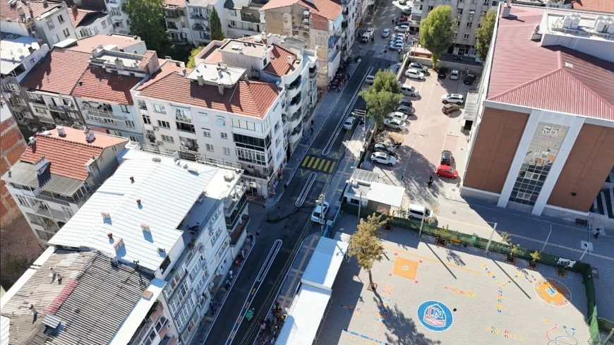 Konak Belediyesi Beş Okulun Bulunduğu 156 Sokak’ı Yeniledi, Öğrencilerin Okul Yolu Güvenli Hale Geldi