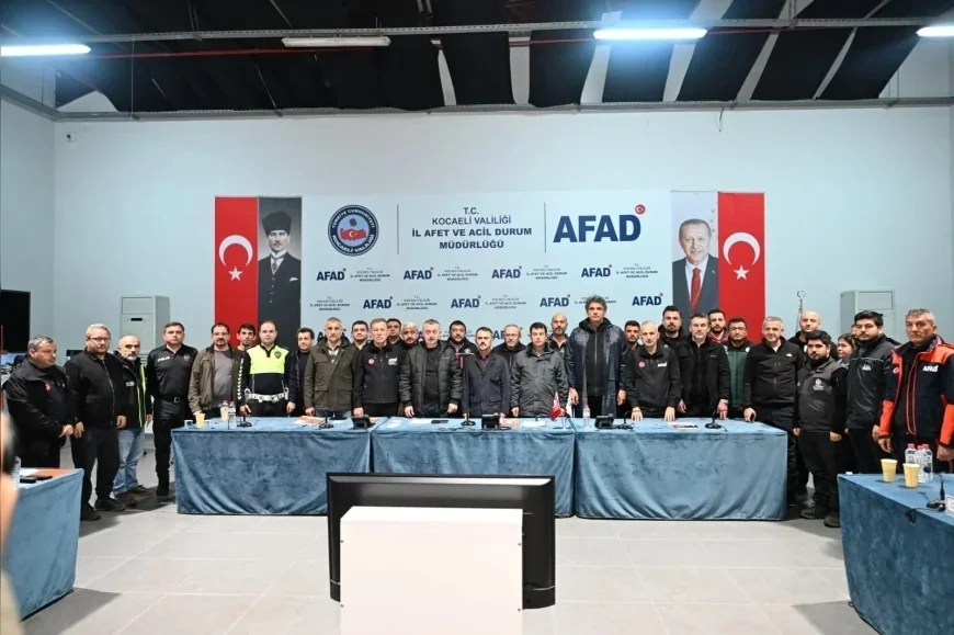 Kocaeli Valisi İlhami Aktaş ve Büyükşehir Belediye Başkanı Tahir Büyükakın Kriz Merkezinde Sağanak Yağışın Etkilerini Değerlendirdi