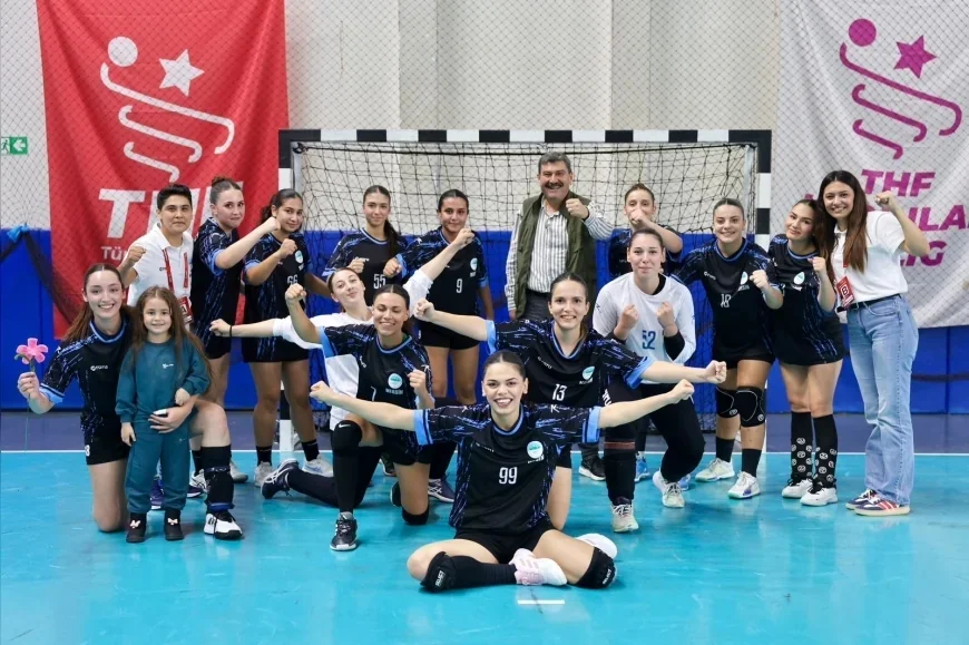 Toroslar Belediyesi Spor Kulübü Kadın Hentbol ve Voleybol Takımları Çifte Galibiyetle Liderliğe Yükseldi