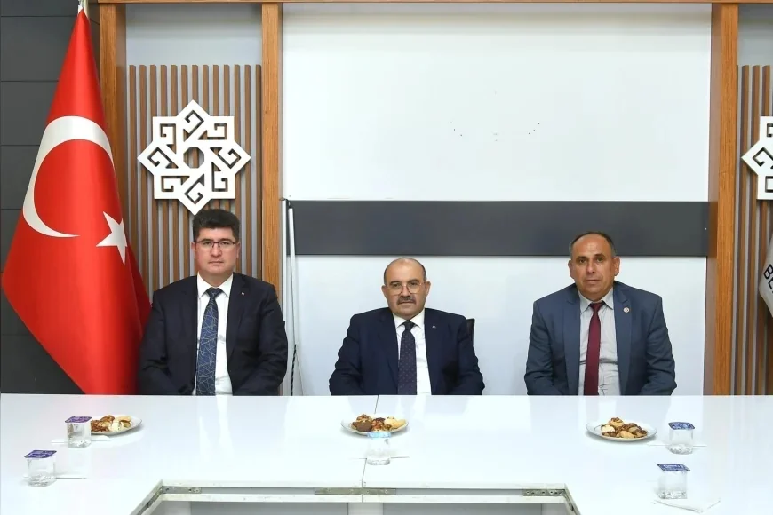 Balıkesir Valisi İsmail Ustaoğlu’na Muhtarlardan Teşekkür: “Bir Vali Gibi Değil, Bir Baba Gibi Kapınızı Her Zaman Açık Tuttunuz”