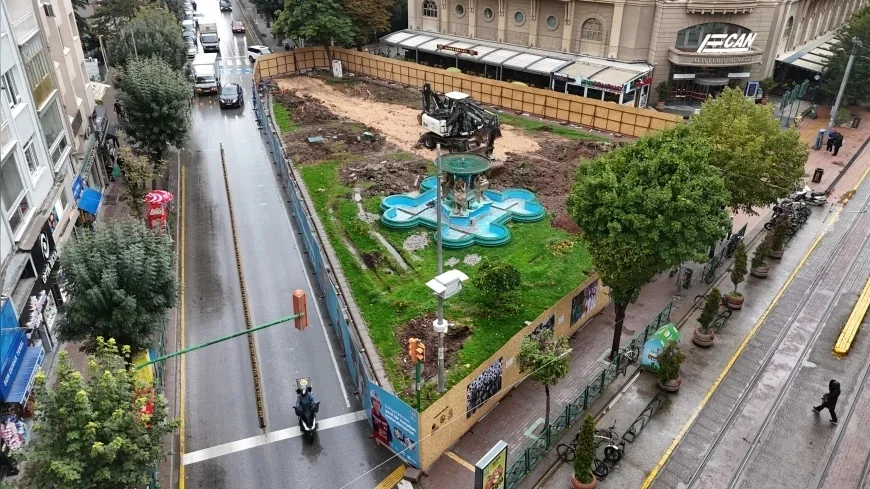 Eskişehir Büyükşehir Belediyesi Kızılcıklı Mahmut Pehlivan Caddesi’ndeki Meydanı Yeni Sosyal Alanlarla Yeniliyor