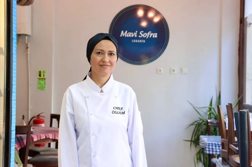 Buca Belediyesi’nin Aşçılık Kursunu Tamamlayan Özlem Deniz, “Mavi Sofra” Adını Verdiği Kendi Lokantasını Açtı