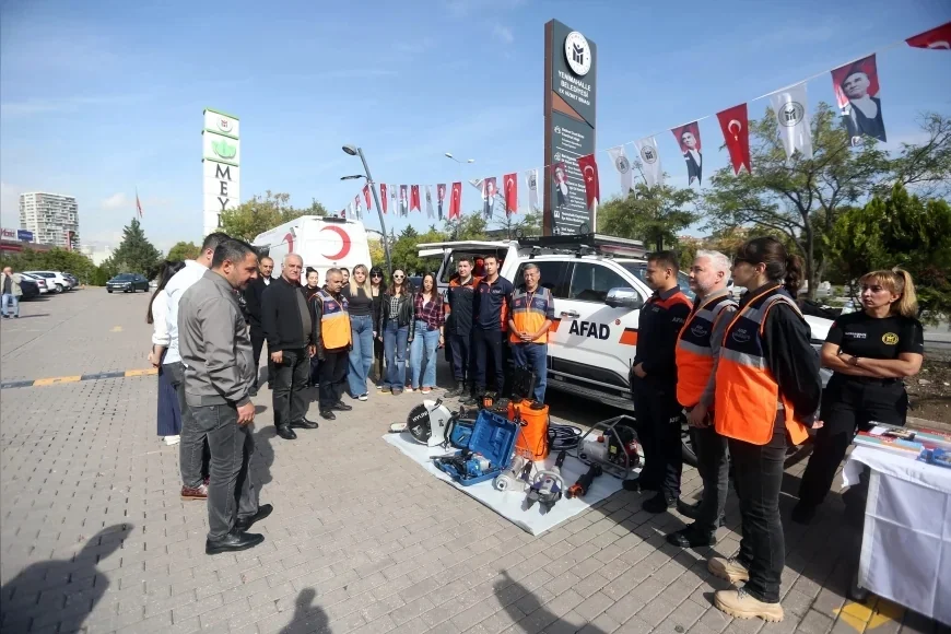 Yenimahalle Belediyesi Batıkent Meydan AVM’de Afet Risklerini Azaltmak İçin Vatandaşlara Eğitim Verdi