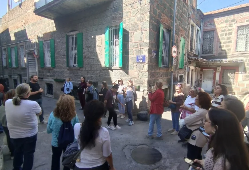 İzmir Konak’ta Kültürel Miras Gezileriyle Tarihi Sokakların Saklı Hikayeleri Keşfediliyor