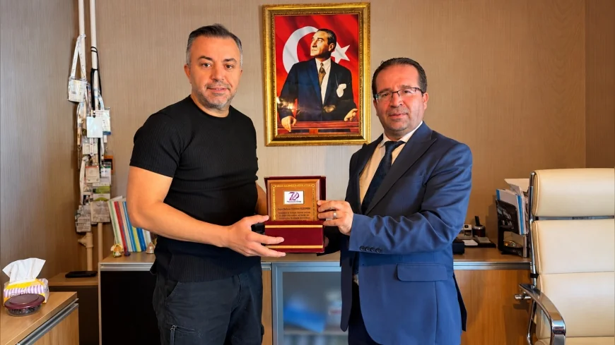 Emsçevre Yönetim Kurulu Başkanı Mehmet Gökhan Yıldırım’a Merhamet ve Emek Ödülleri’ne Katkılarından Dolayı Teşekkür Plaketi