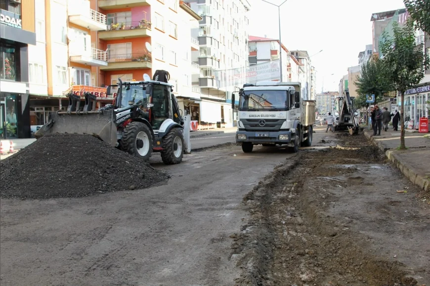 Giresun Belediyesi Şehrin Dört Bir Yanında Altyapıdan Kaldırıma, Parklardan Trafik Güvenliğine Çalışmalarını Sürdürüyor