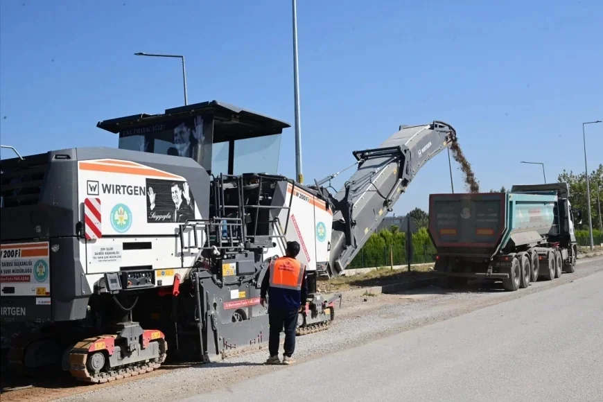 Manisa Büyükşehir Belediyesi, MOSB ile MUOSB Arasındaki Eski Menemen Yolunda Asfalt Çalışmasını Bir Haftada Tamamlamayı Hedefliyor