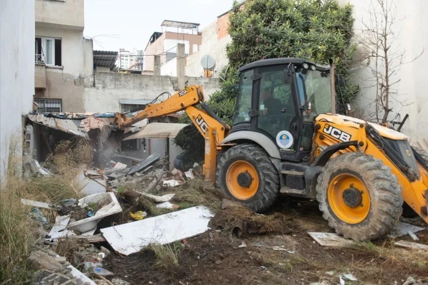 Mersin Yenişehir Belediyesi Eğriçam Mahallesi’nde Tehlike Oluşturan Metruk Binayı Yıktı