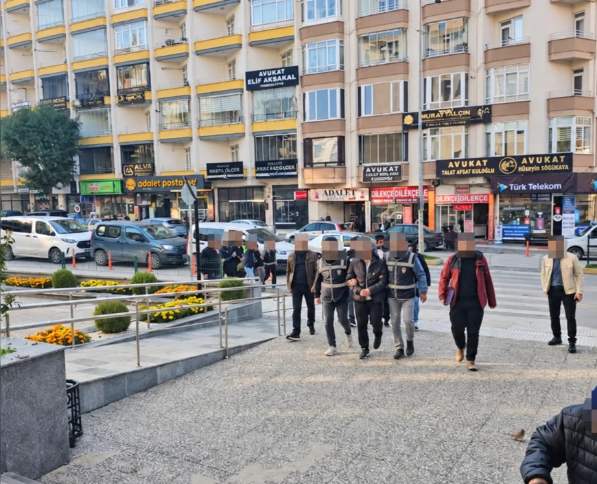 Çorum’da Sanayi Sitesi ve İnşaatlardan 500 Bin Liralık Malzeme Çalan 12 Şüpheli Yakalandı, 4 Kişi Tutuklandı