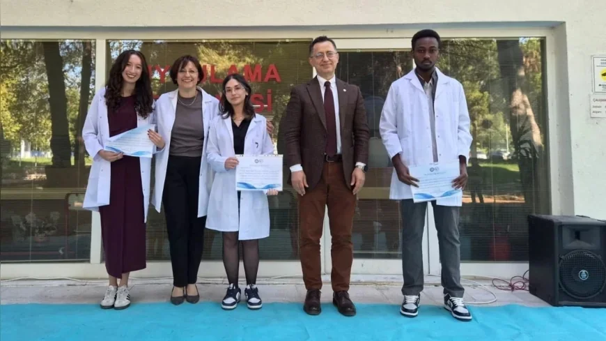 Ege Üniversitesi Eczacılık Fakültesinde Beyaz Önlük Heyecanı: Geleceğin Eczacıları Mesleğe İlk Adımlarını Attı