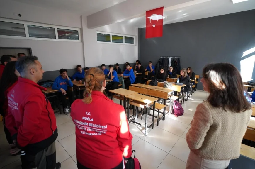 Muğla Menteşe’de Gazi Anadolu Lisesi’nde İtfaiye, AFAD ve UMKE Ekiplerinden Gerçeği Aratmayan Yangın Tatbikatı