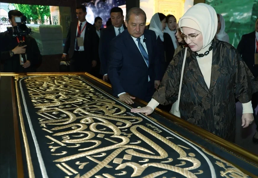 Emine Erdoğan, Semerkant'ta İmam Buhari Türbesi'ni Ziyaret Etti: “İslam Medeniyetine Eşsiz Eserler Kazandıran İmam Buhari'yi Rahmet ve Hürmetle Yad Ediyorum”