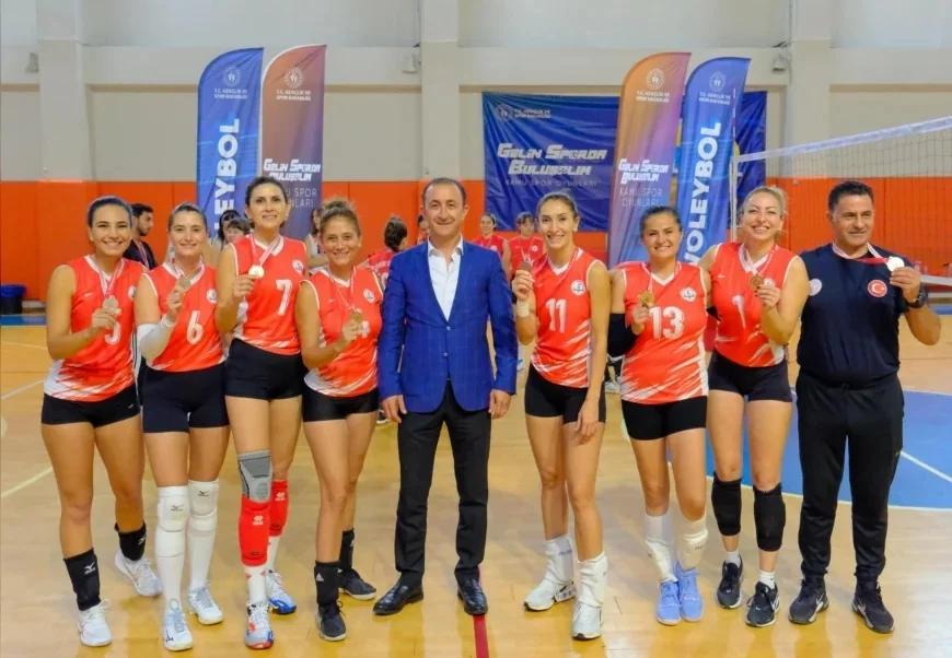 İzmir İl Millî Eğitim Müdürlüğü Kadın Voleybol Takımı İlk Katıldığı Turnuvada İl Şampiyonu Oldu