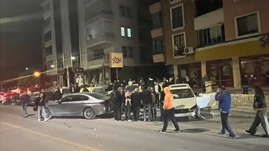 Çorum’da İki Otomobilin Çarpıştığı Kazada 4 Kişi Yaralandı, Park Halindeki Araçlar ve Elektrik Trafosu Zarar Gördü