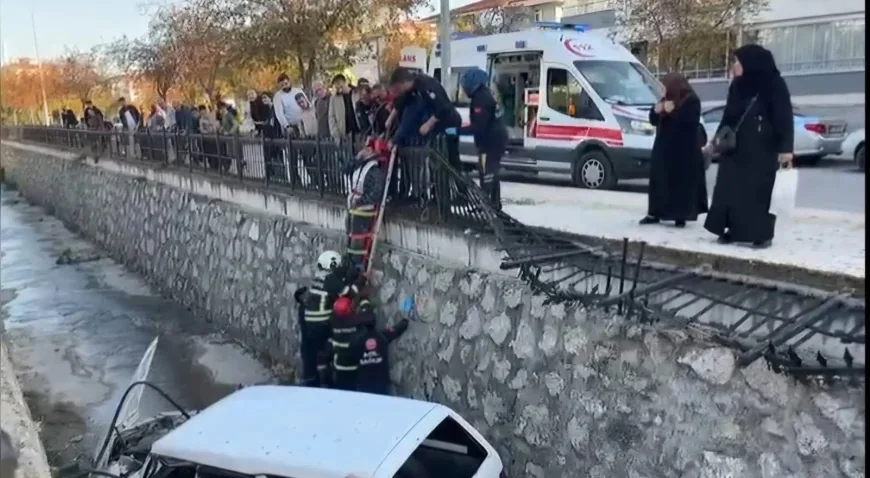 Çorum’da Park Halindeki Otomobile Çarptıktan Sonra Dereye Düşen Araçtaki Yaralı Kurtarıldı