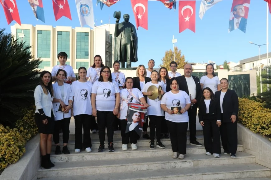 Efes Selçuk’ta Engelsiz Yaşam Merkezi Gençleri Şiir, Şarkı ve Ritimlerle Cumhuriyet Coşkusunu Yaşattı