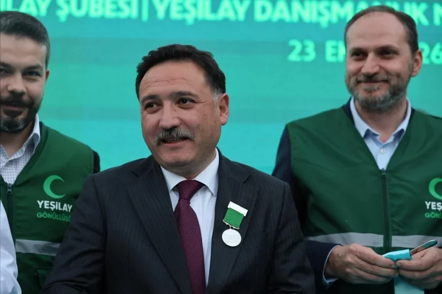 Kayseri Valisi Gökmen Çiçek’e Yeşilay’dan Bağımlılıkla Mücadele Çalışmaları İçin Üstün Hizmet Madalyası