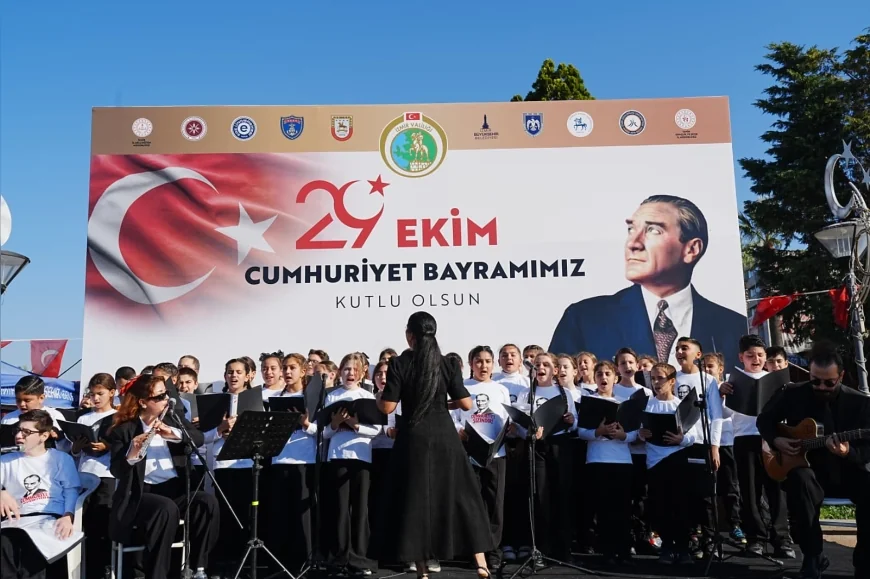 İzmir’de Cumhuriyet’in 103’üncü Yılı Kutlamalarında Karşıyakalı Öğrenciler Halk Oyunları ve Çocuk Korosuyla Sahne Aldı