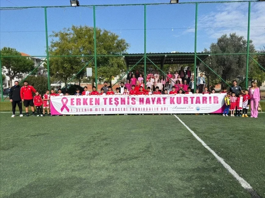 Menderes Belediyesi Kursiyerleri Pembe Kıyafetlerle Sahaya Çıkarak Meme Kanserinde Erken Teşhisin Önemine Dikkat Çekti